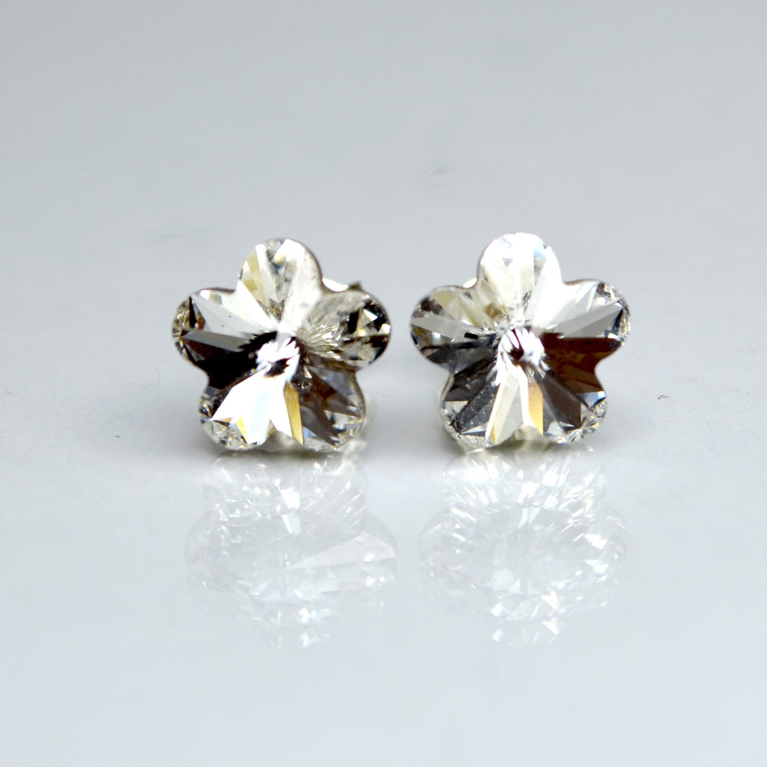 Faceted white flower swarovski element stud earrings
