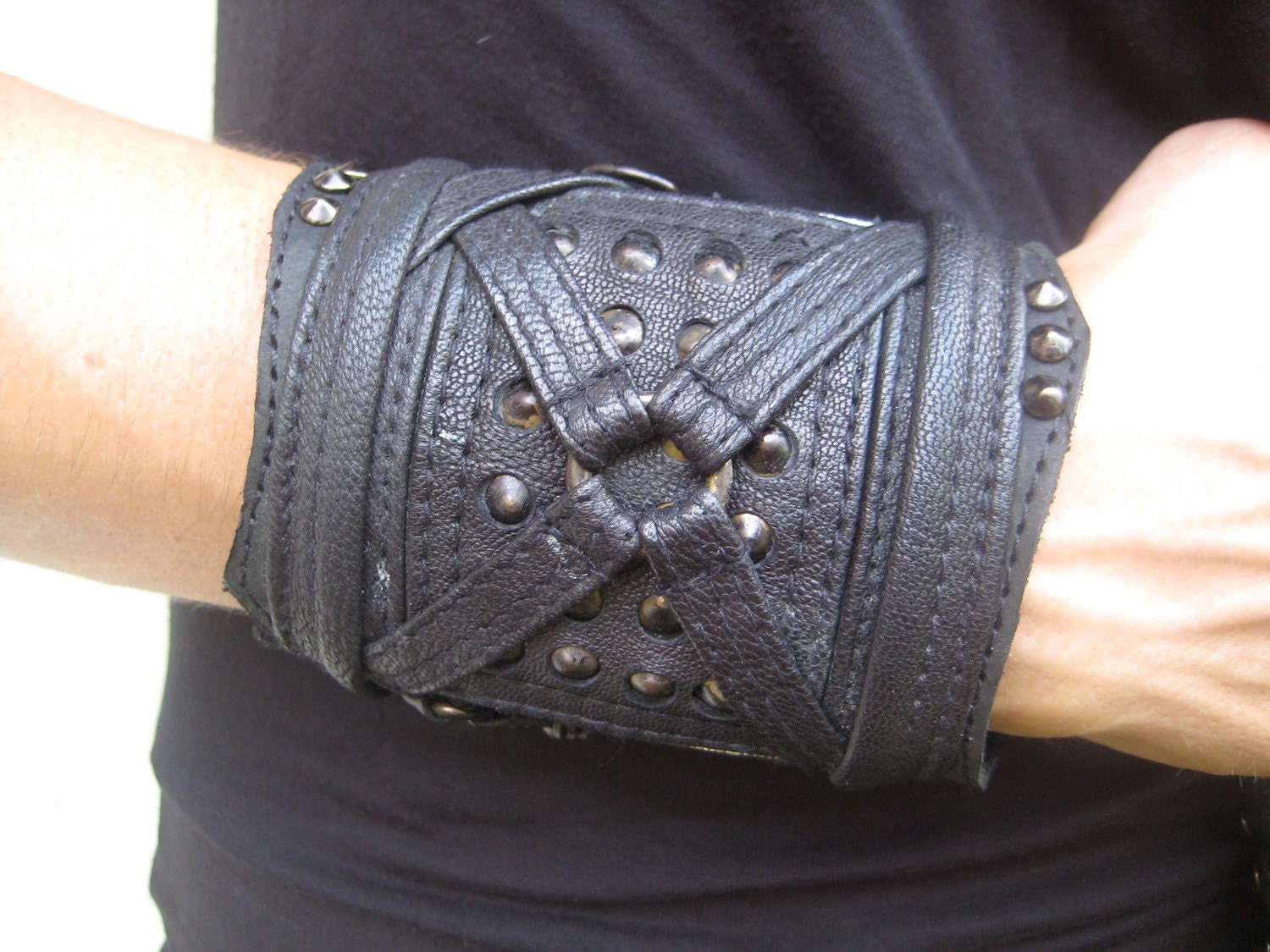 stud frame strappery cuff