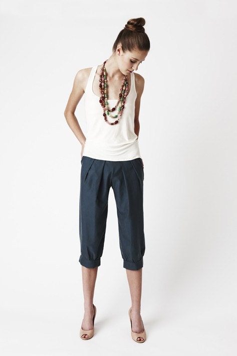 Green Charlie Pants - Silk three-quarter capri pants with front pleats and cute cuff
