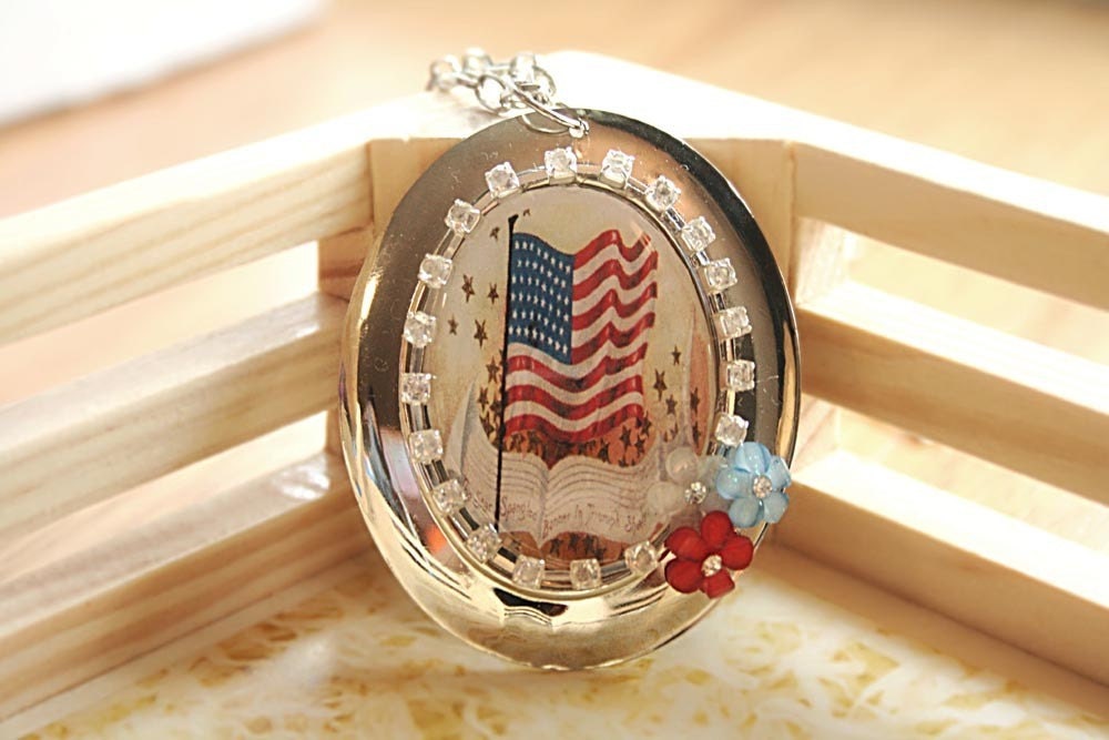 The Star of Spangled Banner writing with Flag necklace