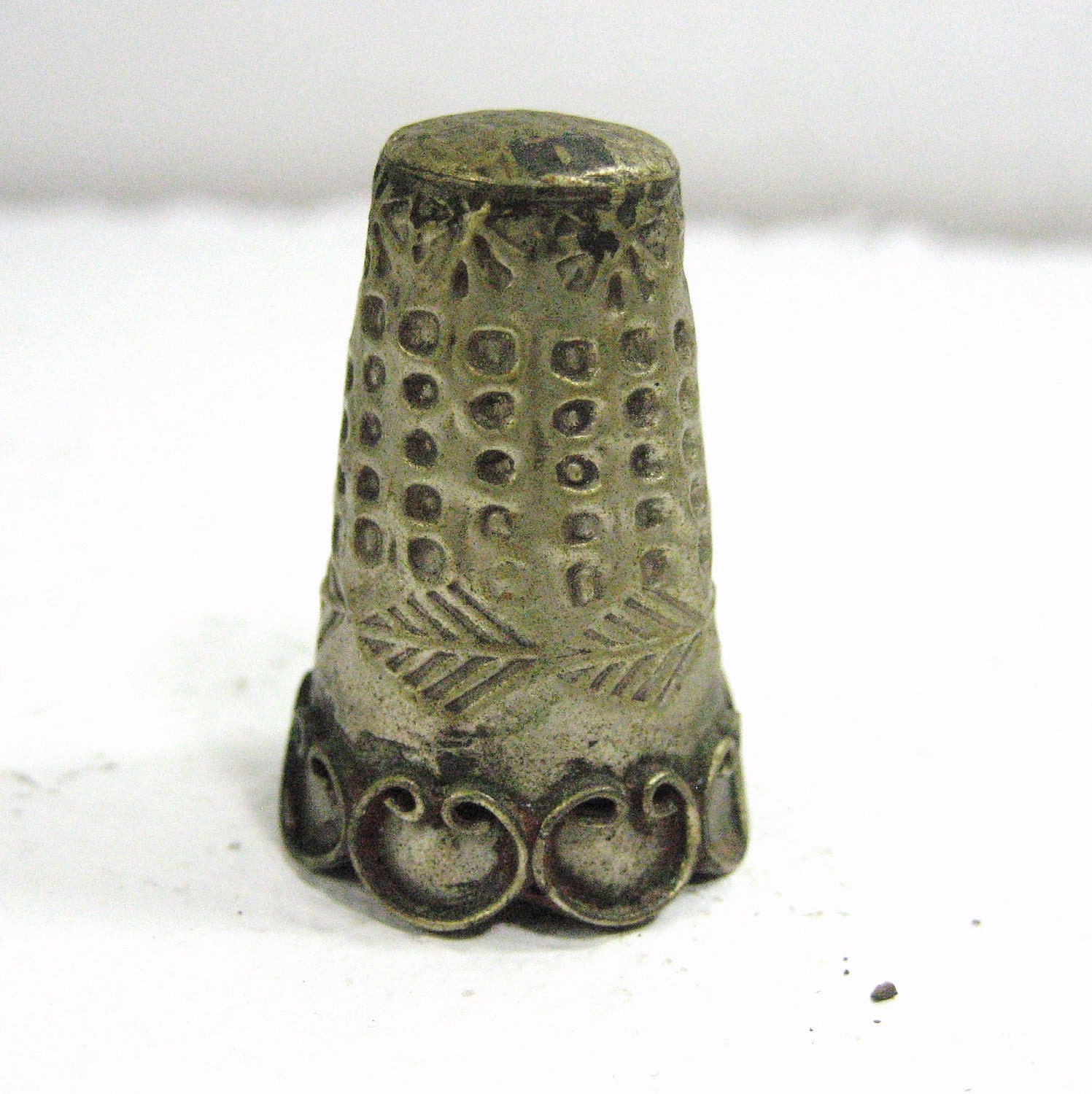 Tin Thimble With Apple Decoration