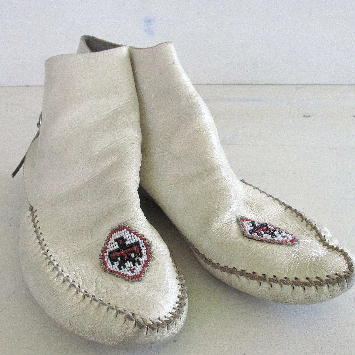 white vintage beaded leather mocassins - thunderbird - 9 9.5