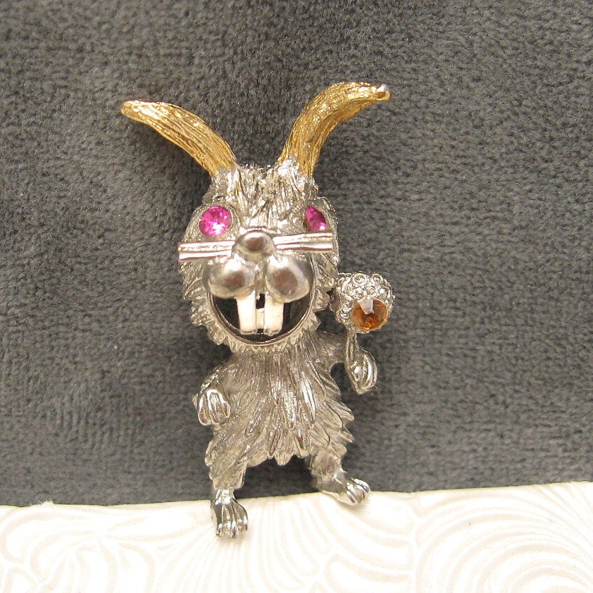 Vintage Brooch Bunny Buckteeth Whimsical P3937