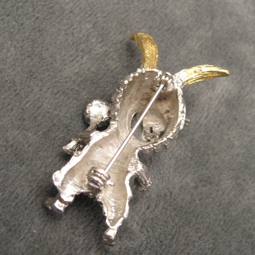 Vintage Brooch Bunny Buckteeth Whimsical P3937
