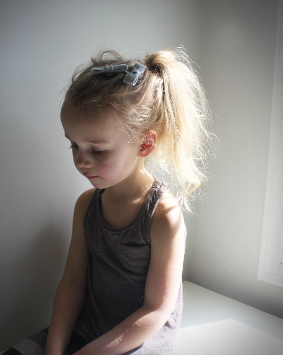 Winter fashion Mini Bow Hair Clips in Cloud Gray. Hair Bow in Gray. little girl hair clips . bow . girls hair bow . gray bow .