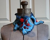Ruffled jersey collar in light blue with red vintage buttons