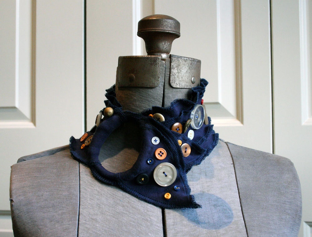 Ruffled jersey collar in navy with yellow vintage buttons