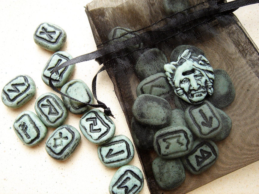 Rambling Runes set 7- a traveling divination set