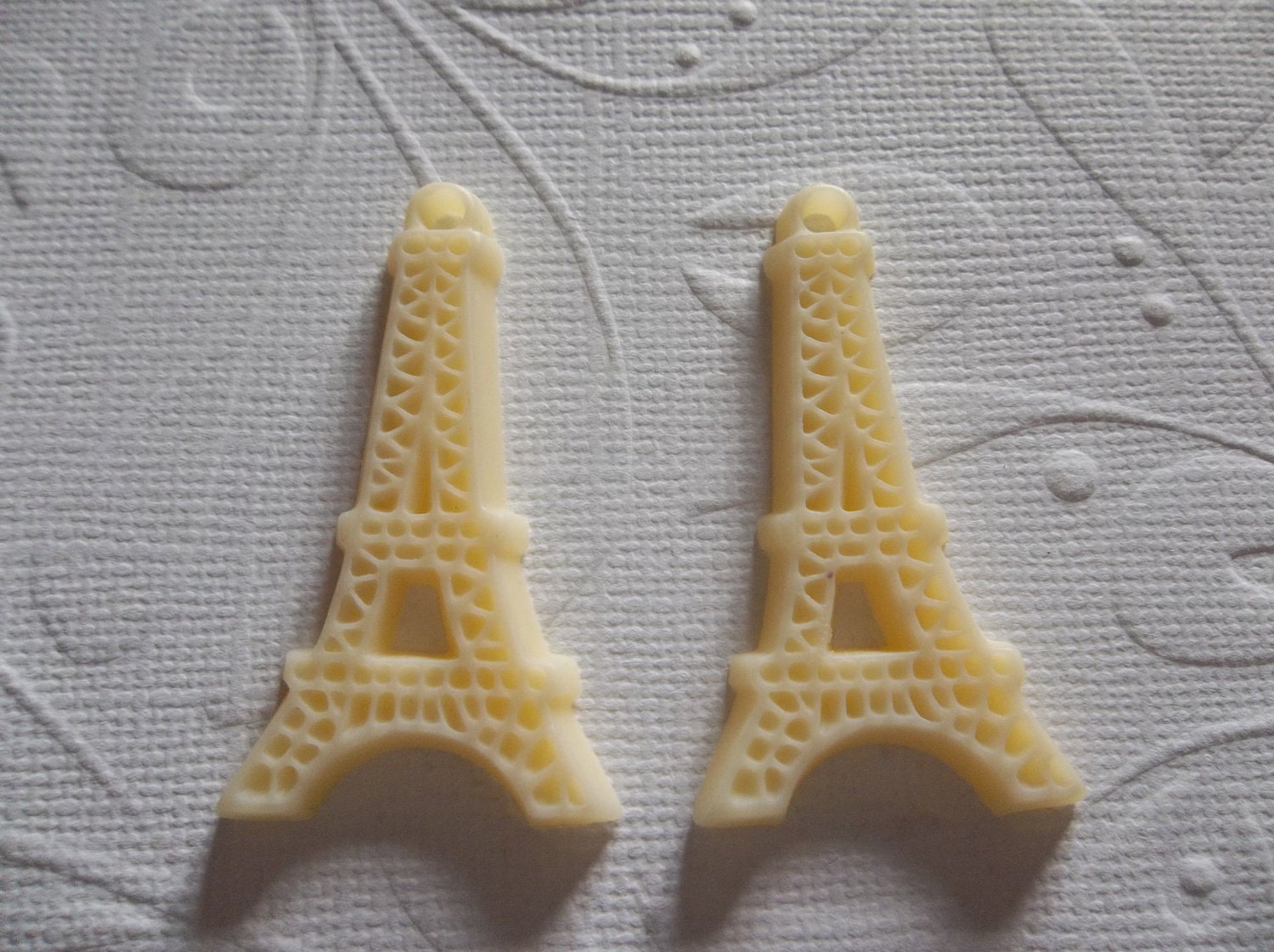 Ivory Yellow Resin Eiffel Tower Pendant 25mm X 45mm - Qty 6