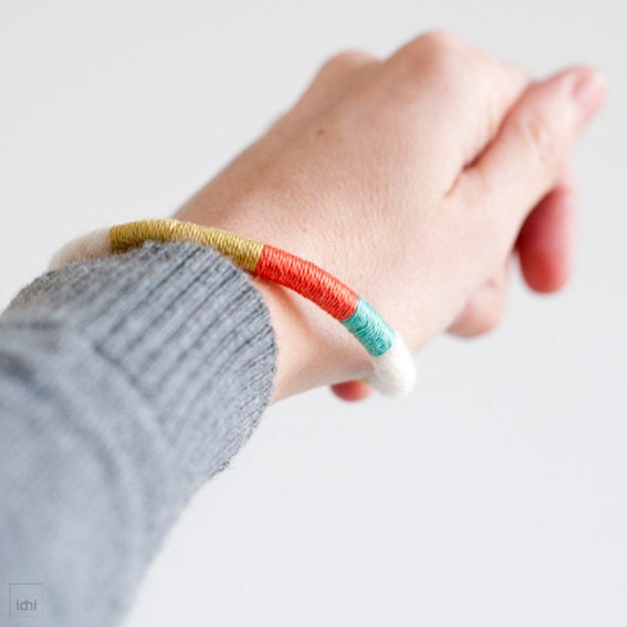 Felt bracelets combined with twisted threads. White.