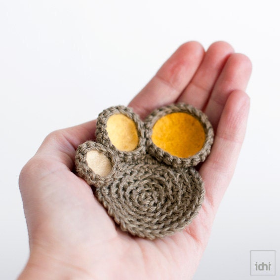 Brooch crochet circles with colored felt . Yellow tones.
