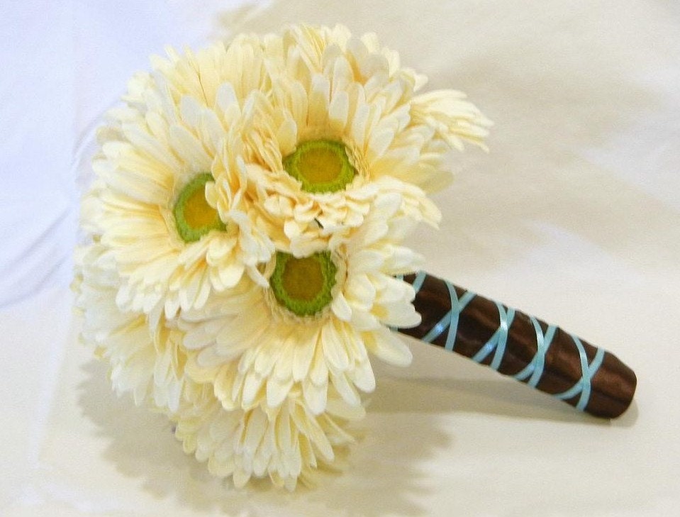 cream colored bouquets