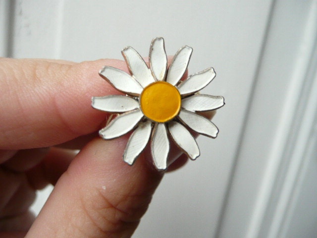 La Petite Marguerite cocktail ring- daisy flower - yellow and white enameled metal - eco friendly repurposed vintage