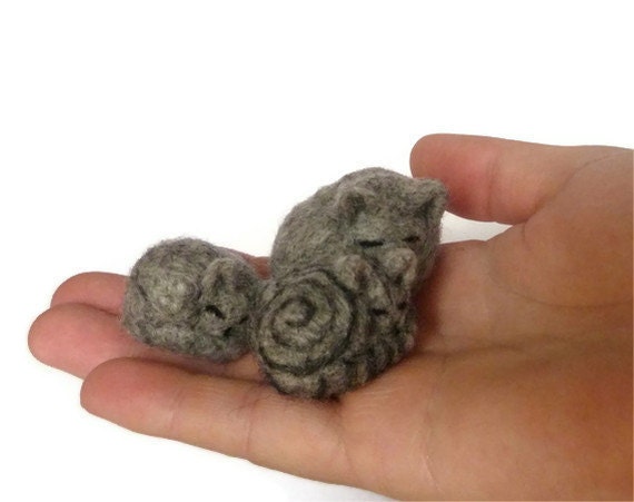 Cat Family - Cat with kittens - needlefelted sculpture - miniature pet model - made to order animal collectible soft sculpture