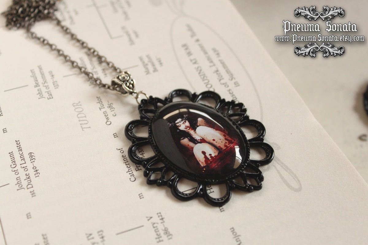 Vampire loves blood - Cameo Necklace