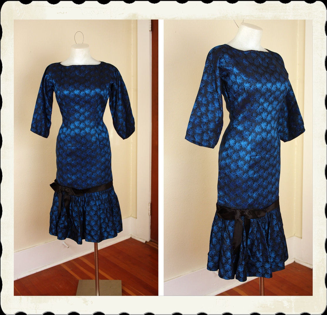 BOMBSHELL Couture 1950's Sapphire Blue & Black Silk Brocade Hourglass Mermaid Hem Cocktail Dress w/ Black Satin Bow Detail - VLV - Size M