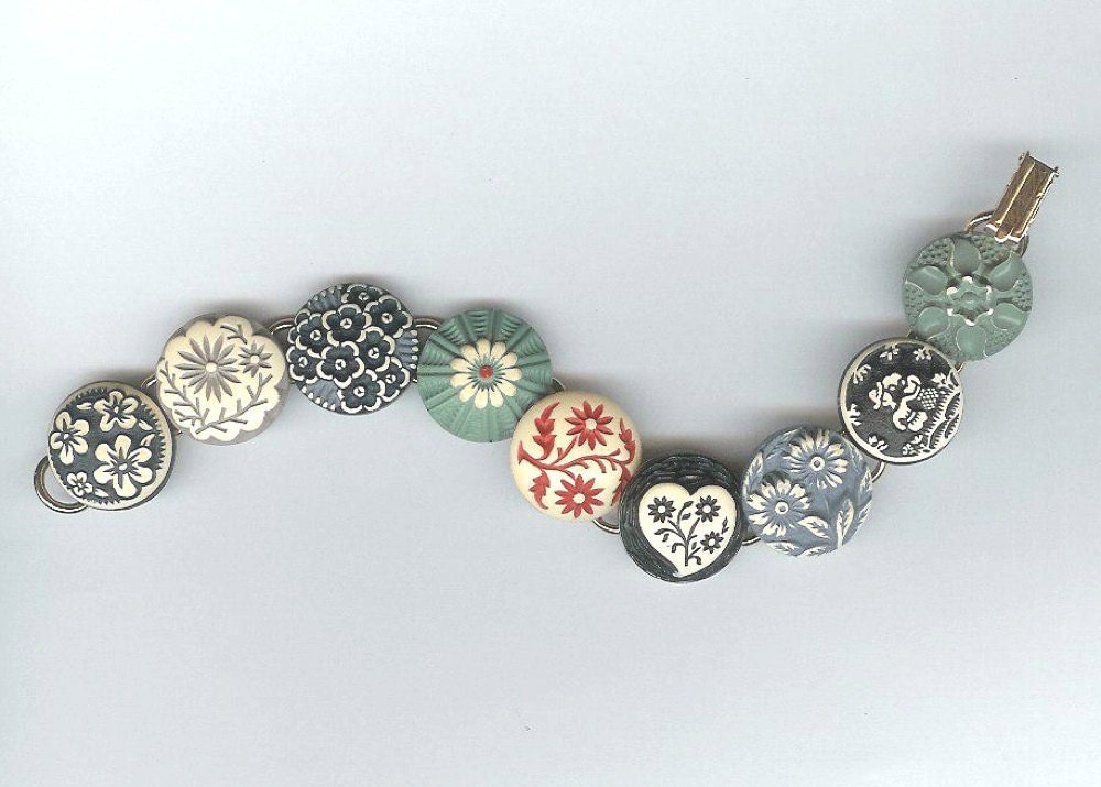 1900s Buffed Plastic Button Bracelet