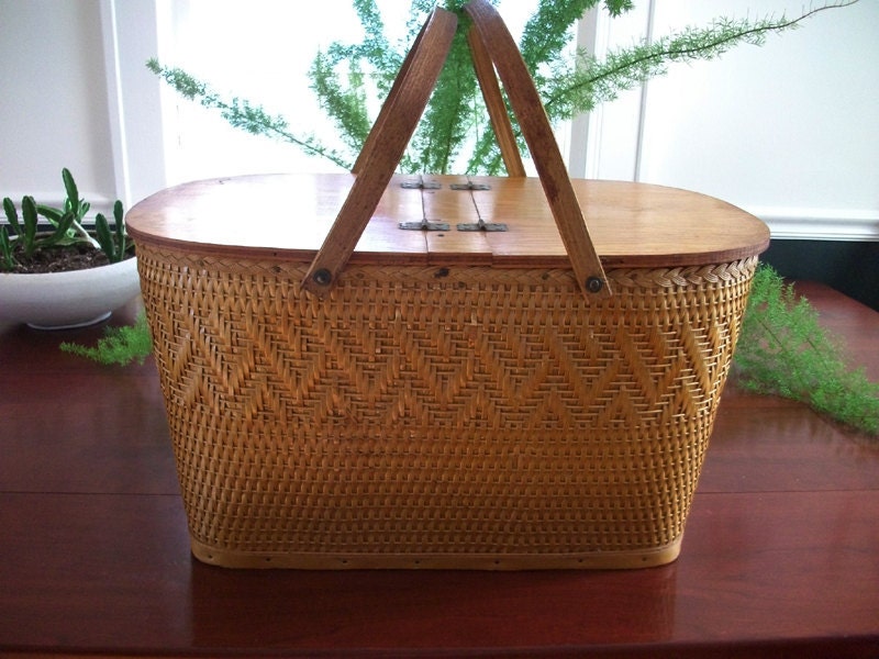 RED-MAN Woven Picnic Basket Hamper with Wooden Handles and Silverware