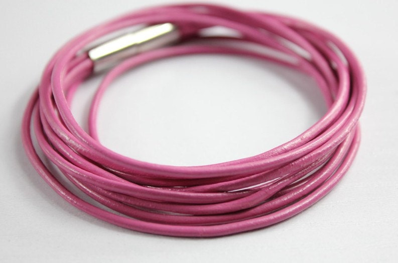 womens magenta leather wrap magnetic cuff bracelet e19-9
