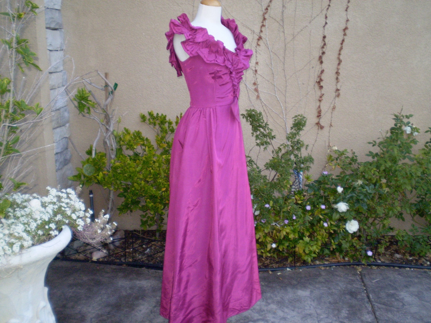 A vintage 1970s 1980s hot pink fuschia ruffled cocktail formal party bridesmaid maxi dress size S