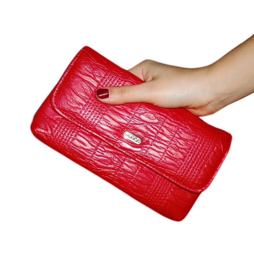 SALE - Be my valentine 1980 Lipstick red vinyl vegan leather crocodile clutch - ChezMargotVintage
