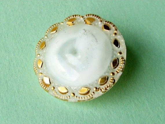 Vintage Button Scalloped Moonglow with Scalloped Luster