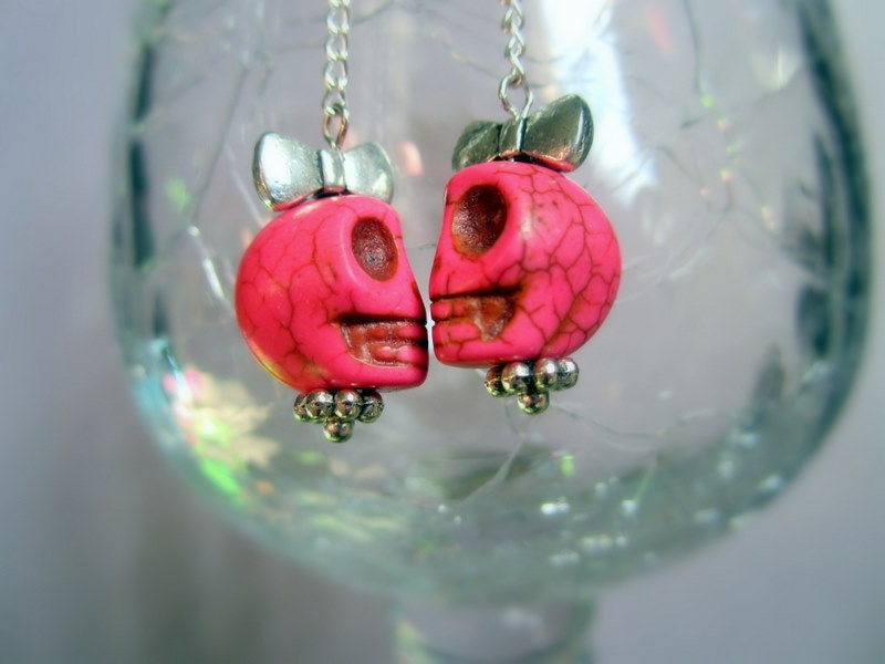 Pretty skull chain earrings in pink