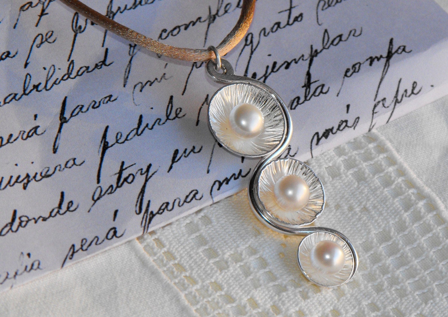 Three pearls romantic pendant