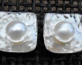 Freshwater pearls studs earrings. Hammered squares in sterling silver. Specially shiny jewell