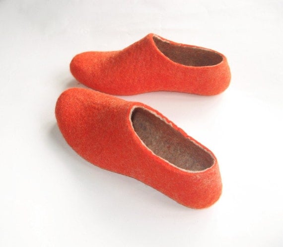 Felted slippers RED FOX white. WOMENS. Made to order.