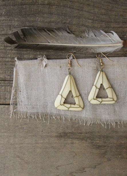 v i n t a g e tribal carved bone and wire earrings