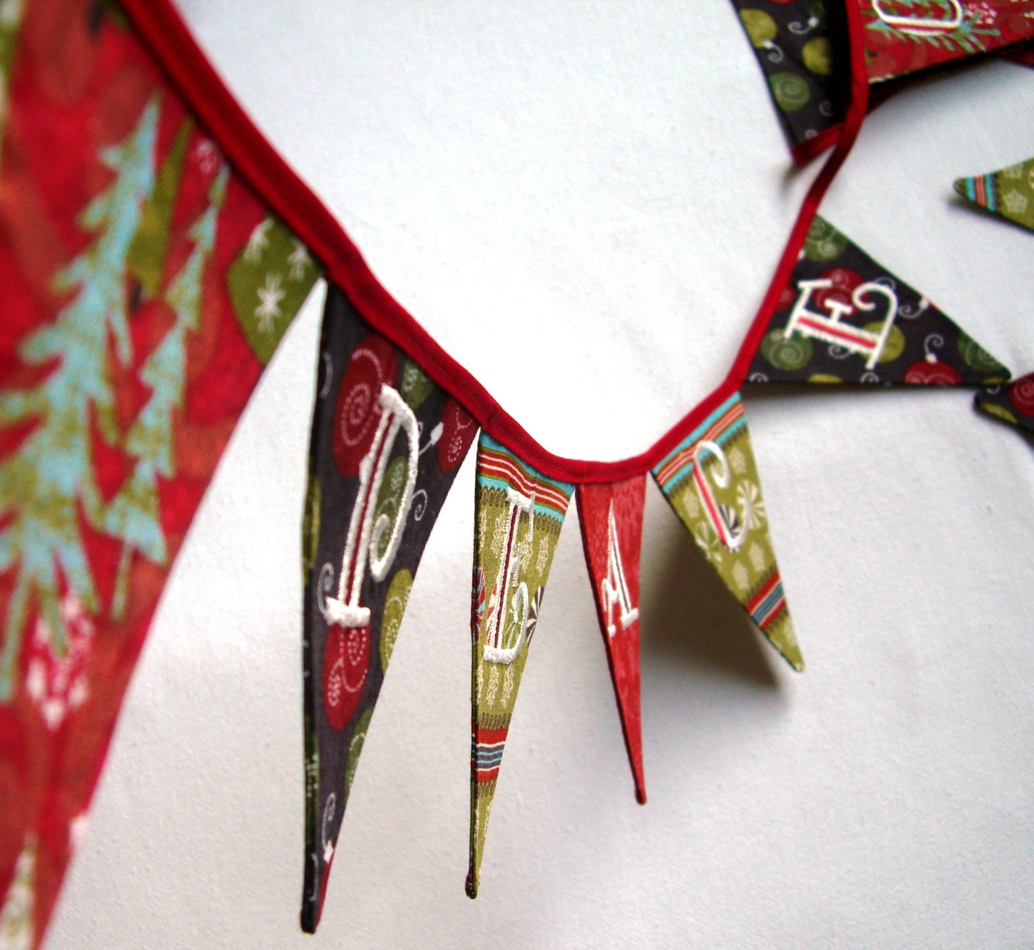 PEACE ON EARTH Red and Green Christmas Banner - theblissfulstitcher