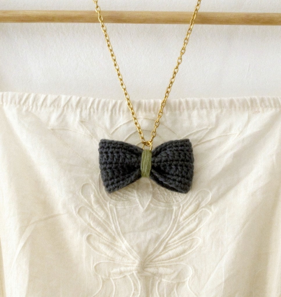Crochet bow pendant. Grey and moss green cotton yarn