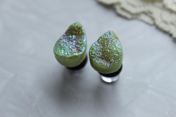 LORD of THE RINGS - 0g / 8mm Druzy Plugs - Iridescent Druzy agate plugs - For gauged Ears. :)