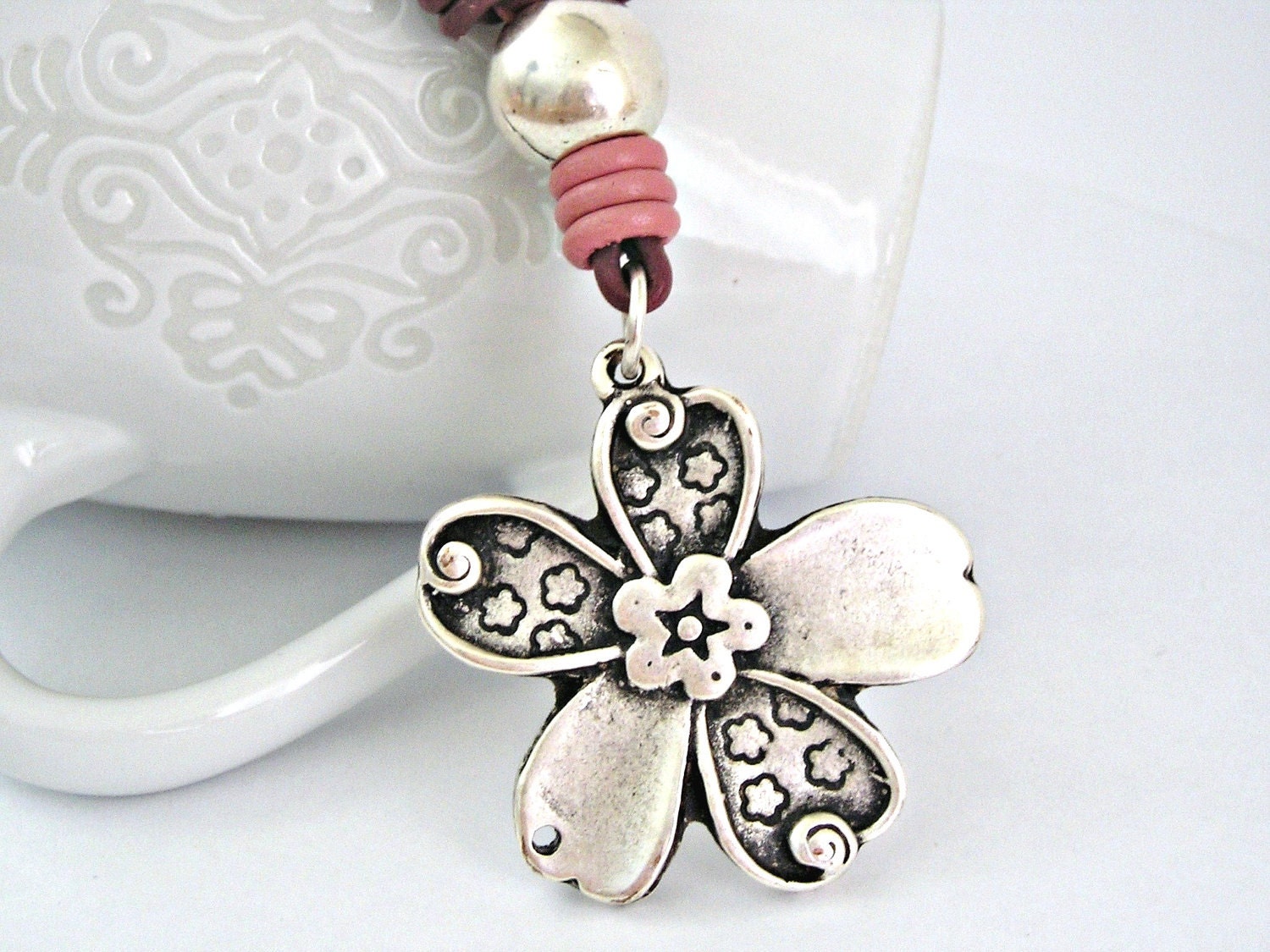 Dusty rose two tones leather necklace with zamak flower pendant