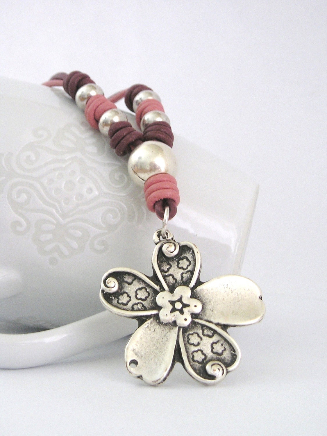Dusty rose two tones leather necklace with zamak flower pendant