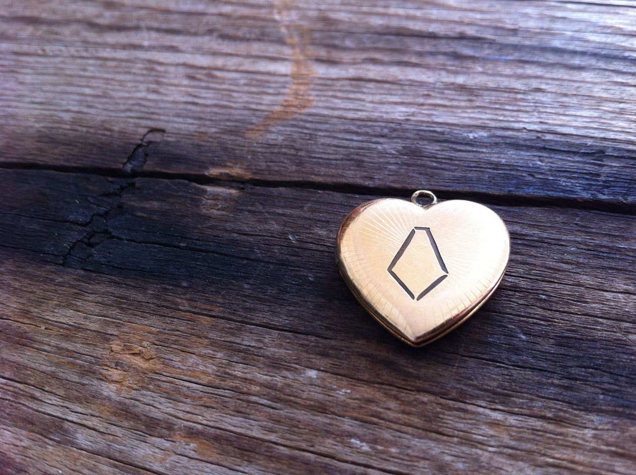 vintage locket  / 1950s jewelry / gold locket / FAMILY TIES