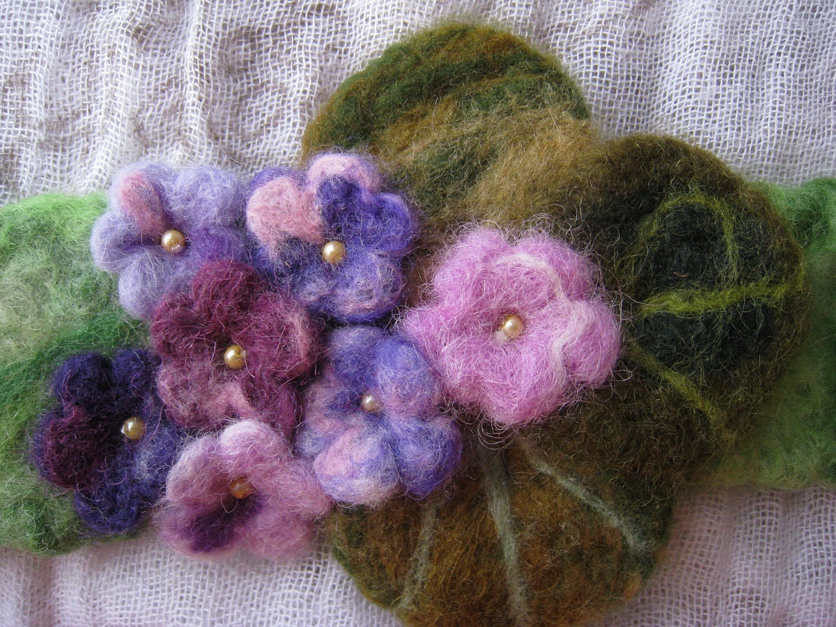 A felt bracelet "Violets"