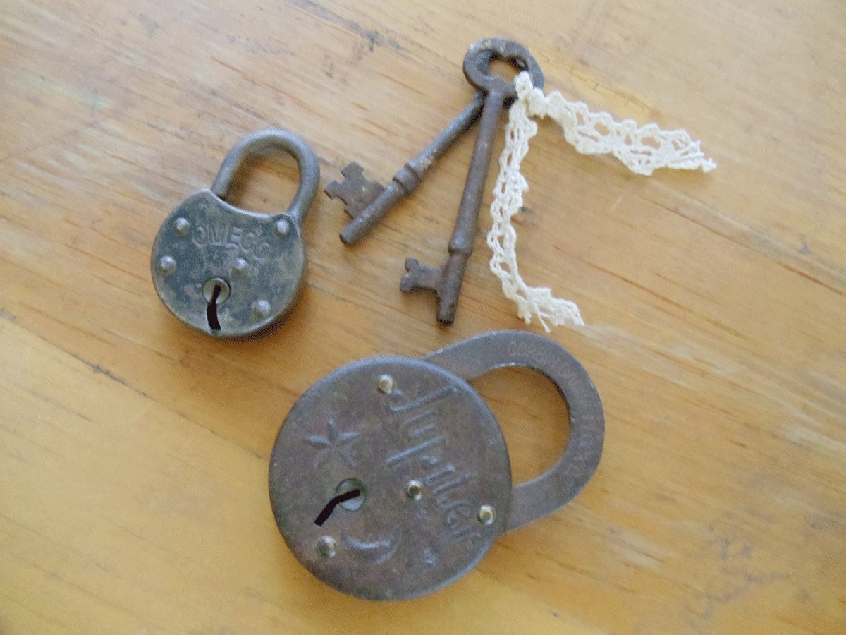 2 Antique Padlocks and 2 Antique Skeleton Keys - Home Decor - Collectible - JUPITER and OMECO