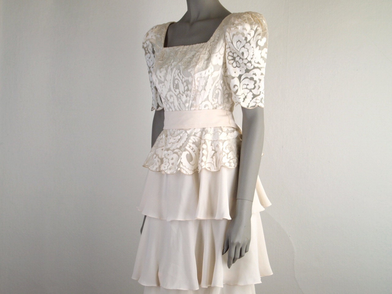 Vintage 80s Dress : Victor Costa Vanilla Confection Cream Chiffon Dress S