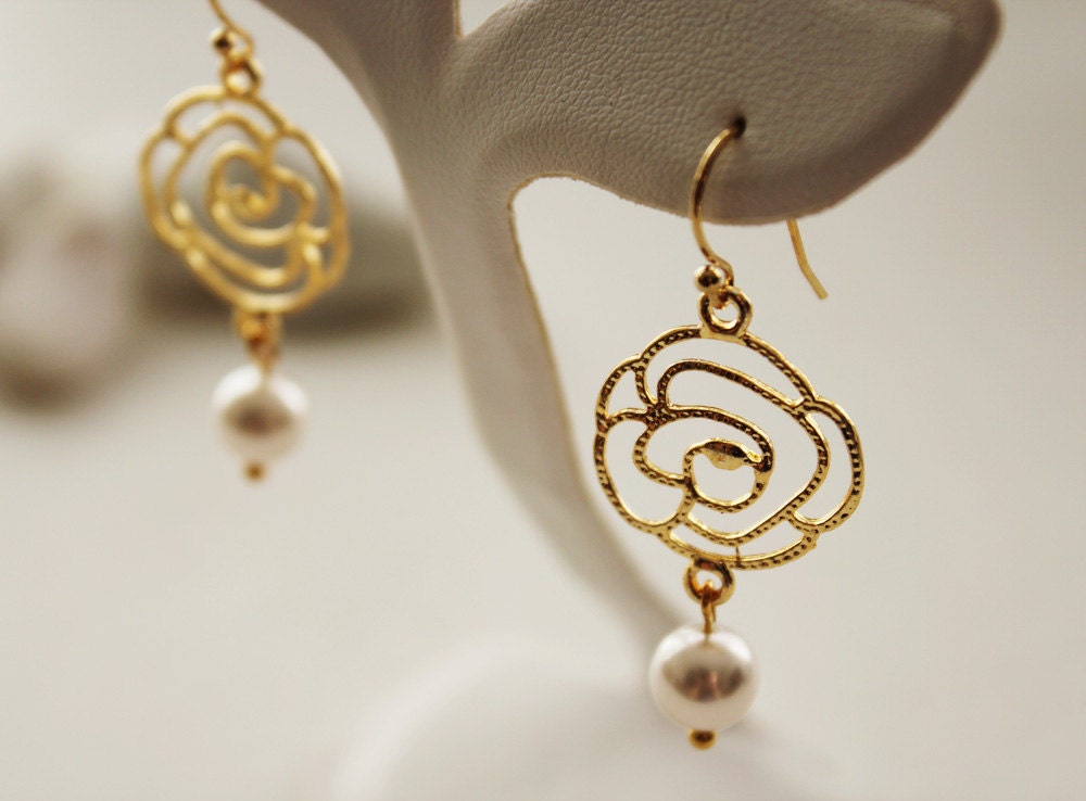 Pearl Glamour Earrings.  Rose. Swarovski Pearl. Bridal. Gift For Her (BE-03)
