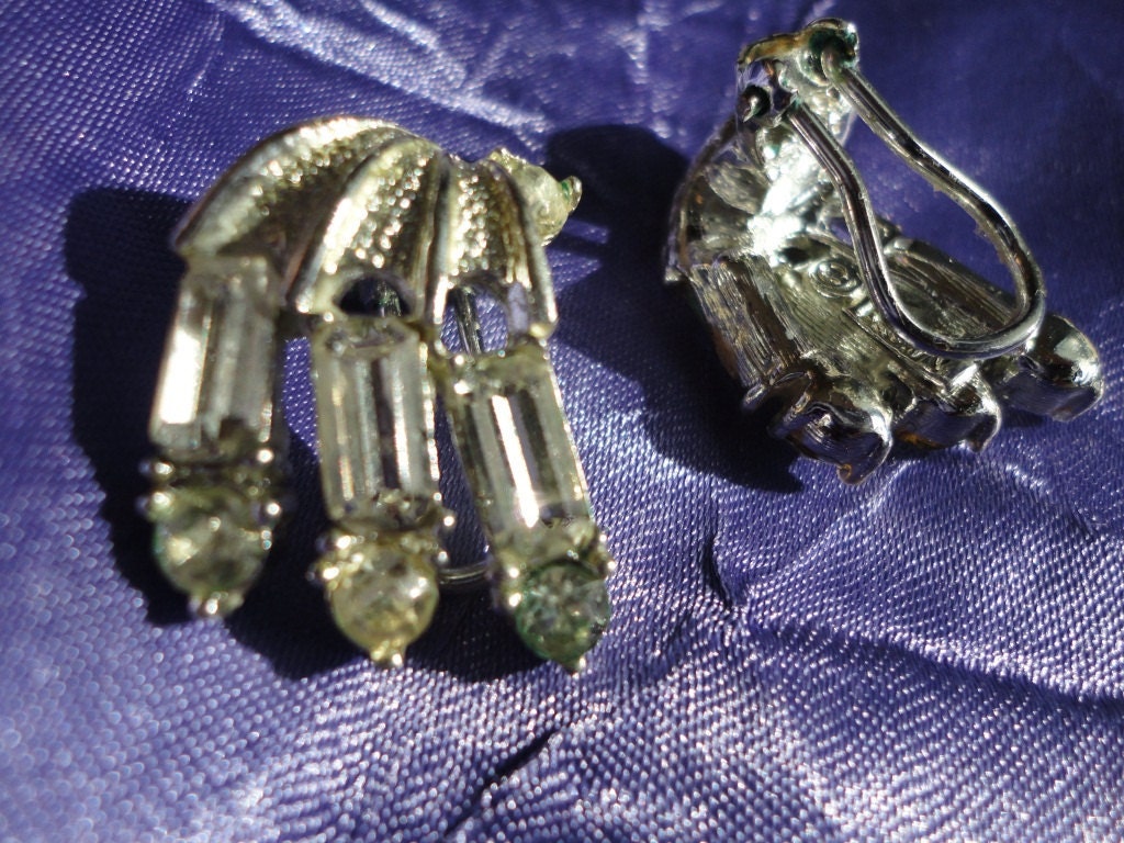 Beautiful Vintage Clear Faceted Prong Set Rhinestone Clip on Earrings BSK