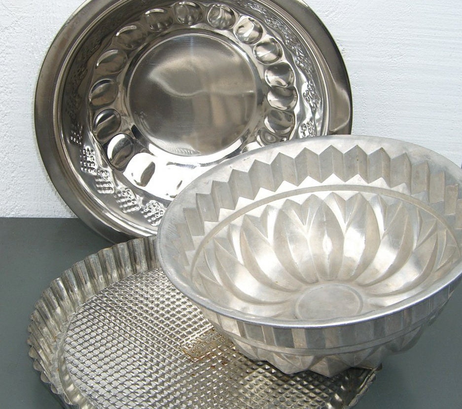 Vintage Farm Kitchen Metal Bowl, Jello Mold & Tart Pan