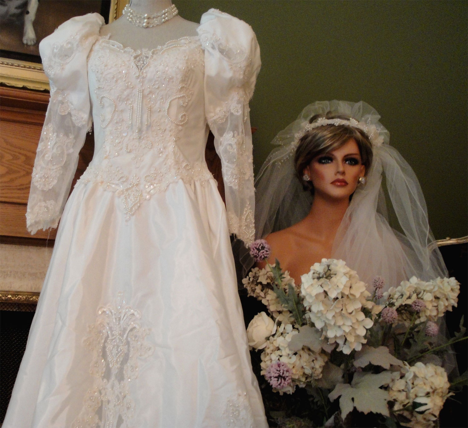 Vintage Wedding Gown Set Size 4 with Train  Veil and Ring Pillow beaded pearls scalloped lace FREE SHIPPING