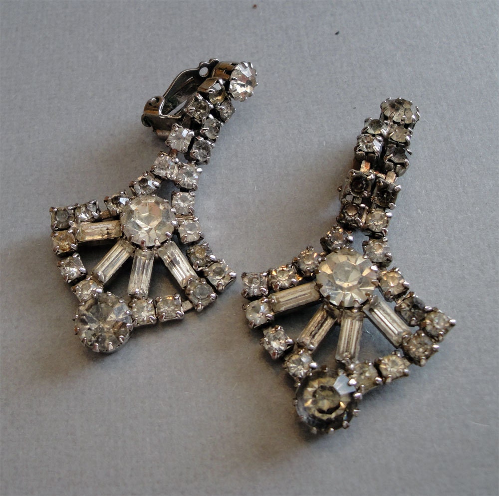 Vintage Rhinestone Earrings long chandelier style clip ons round and baguette rhinestones in silver tone setting bridal wedding jewelry