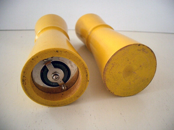 VINTAGE Atomic Mustard Salt & Pepper Shakers