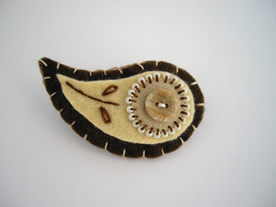 Paisley flower brooch in brown