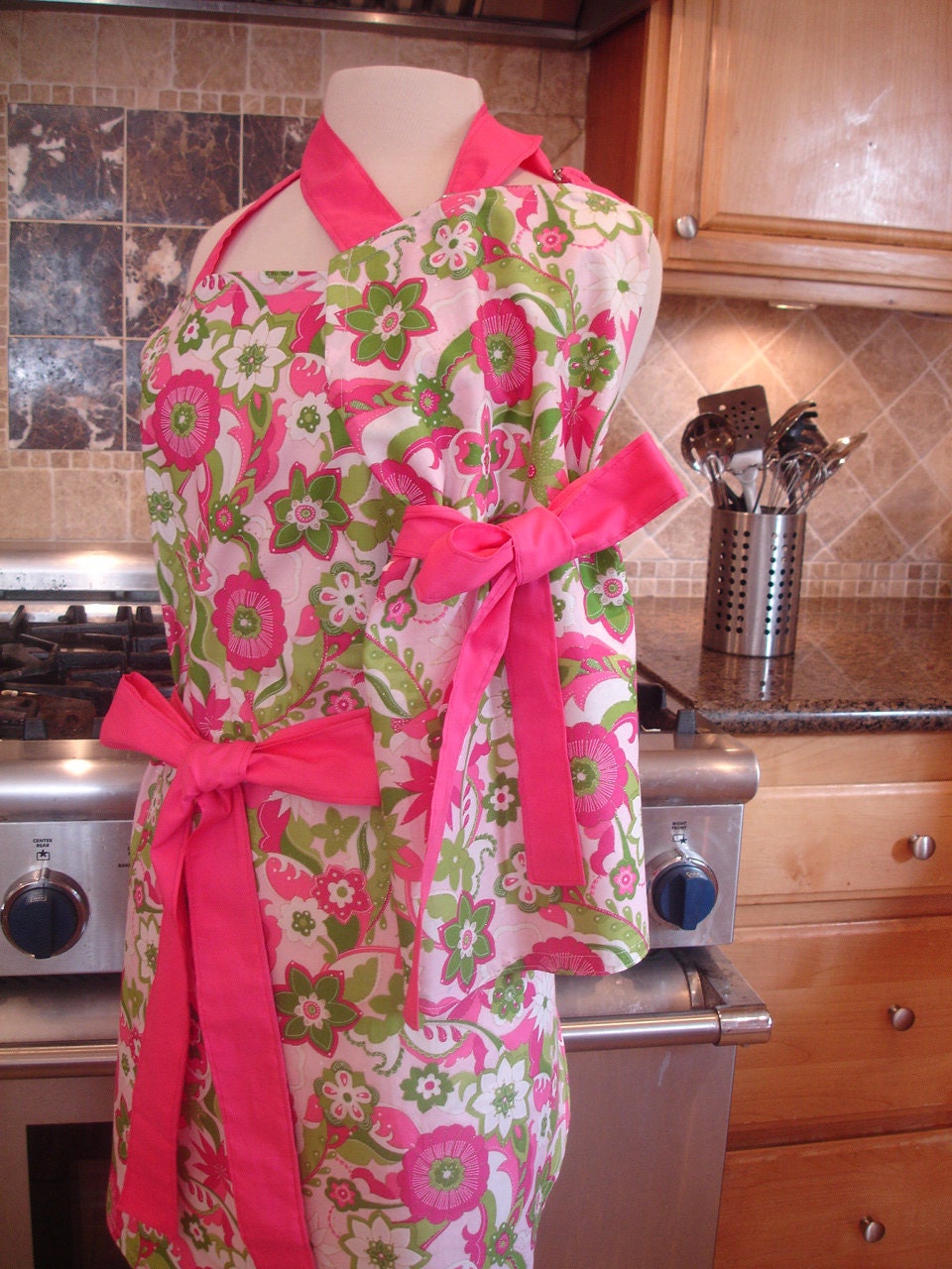 Mommy and Me Retro Aprons - Vintage Inspired Mother Daughter Apron Set in Floral Print with Pink Ties for  Women and Children