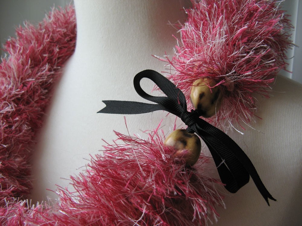 Hawaiian Keepsake Yarn Lei w/ kukui nuts Pink