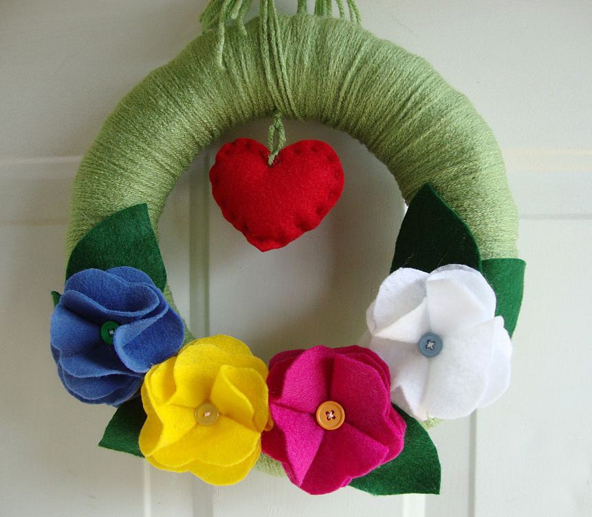 Yarn Wreath Bright Summer Daisies 12"